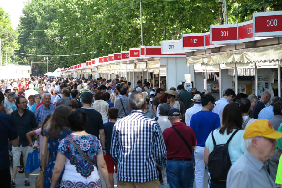 Firmas en la 77.ª Feria del Libro de Madrid. 321